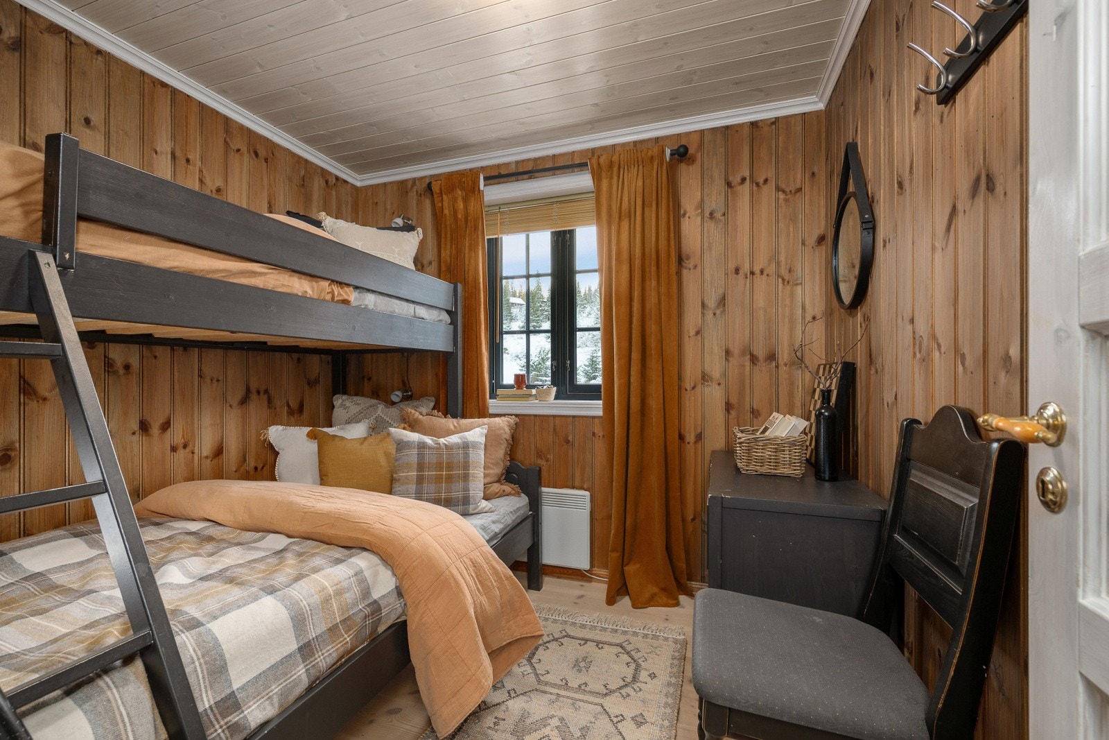 De to andre rommene er noe mindre og er begge innredet med familiekøyseng. Galleribilde