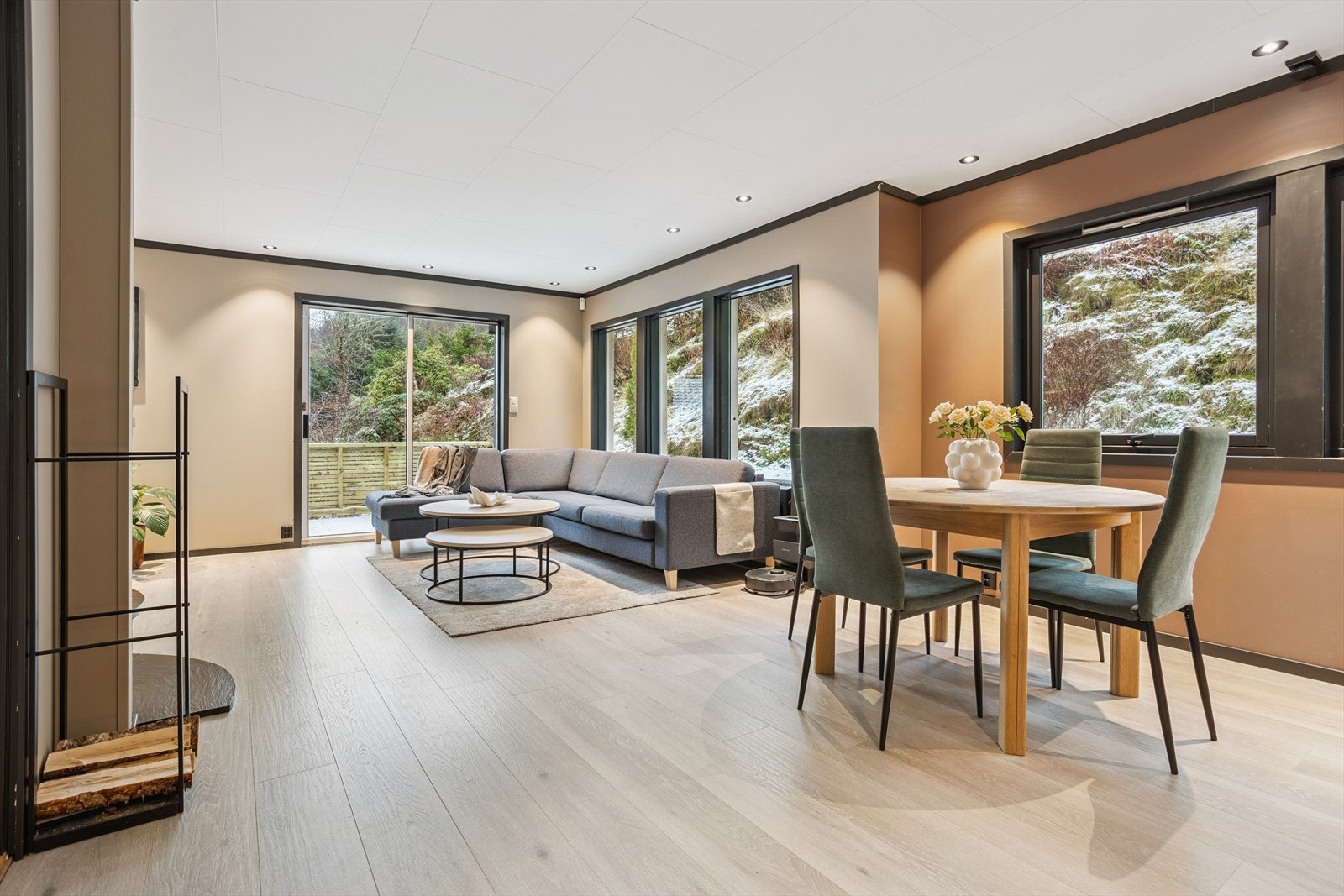 Direkte utgang til stor deilig terrasse fra stuen. Galleribilde