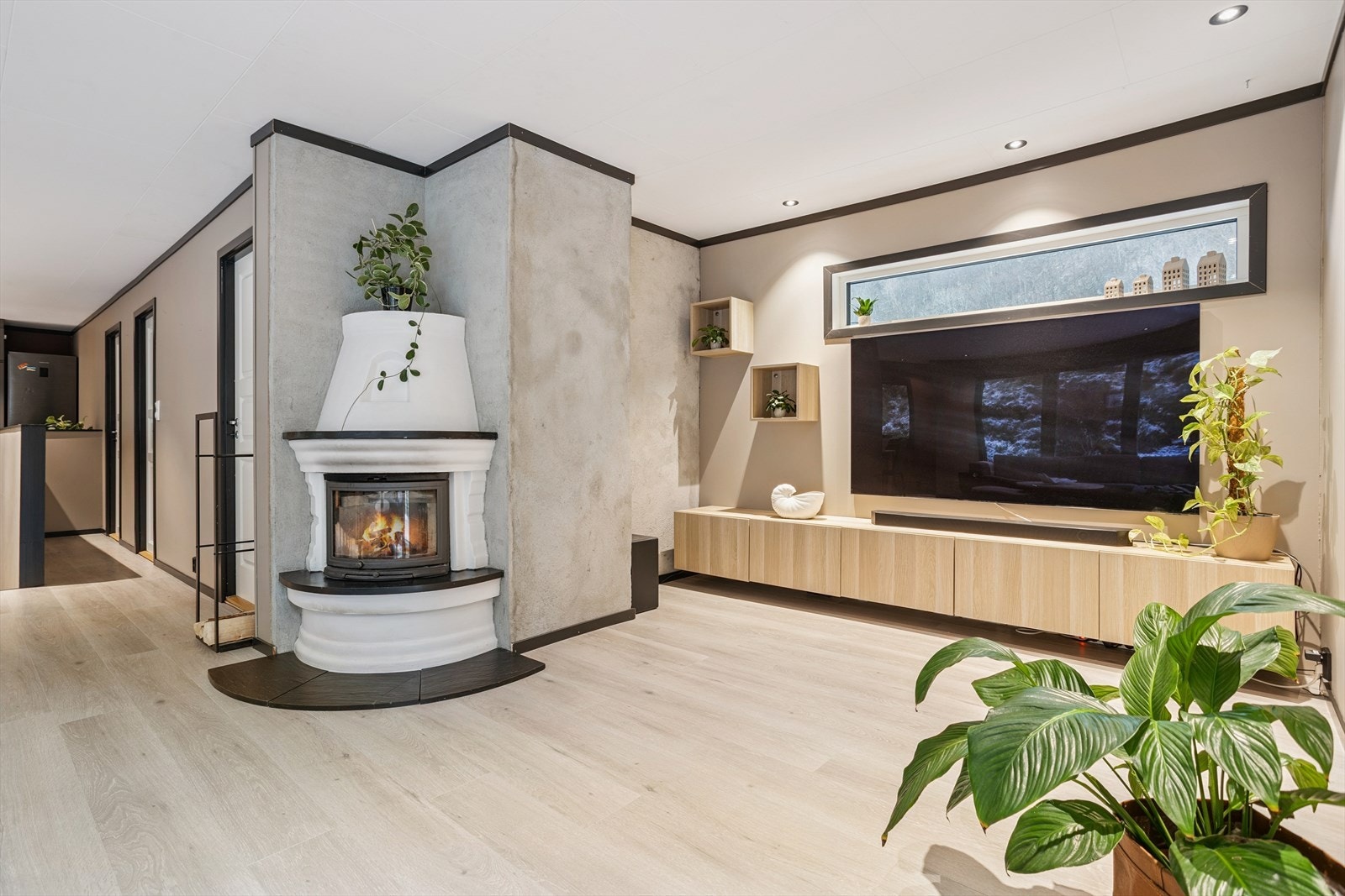 Stuen er naturlig delt inn i soner som gjør innredning av både sofagruppe og spisebord enkelt. Galleribilde