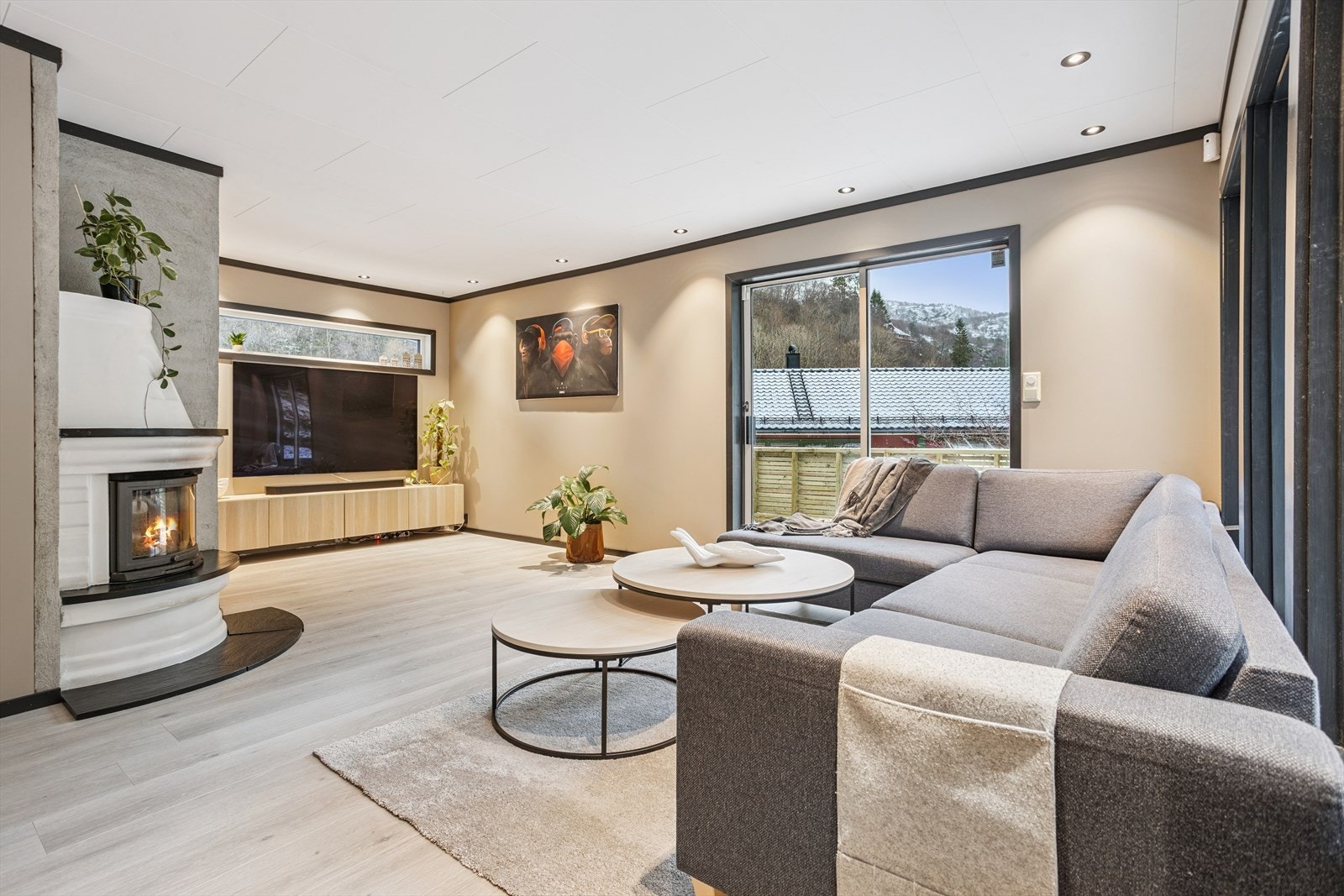 I stuen er det en flott plassbygd hjørnepeis med rentbrennende innsats. Galleribilde