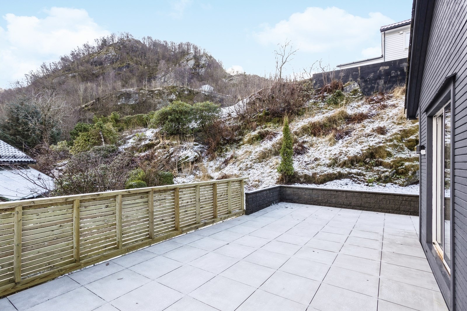 Terrassen er på hele 68,9 kvm. Nyt sol og utsikt hele dagen. Galleribilde