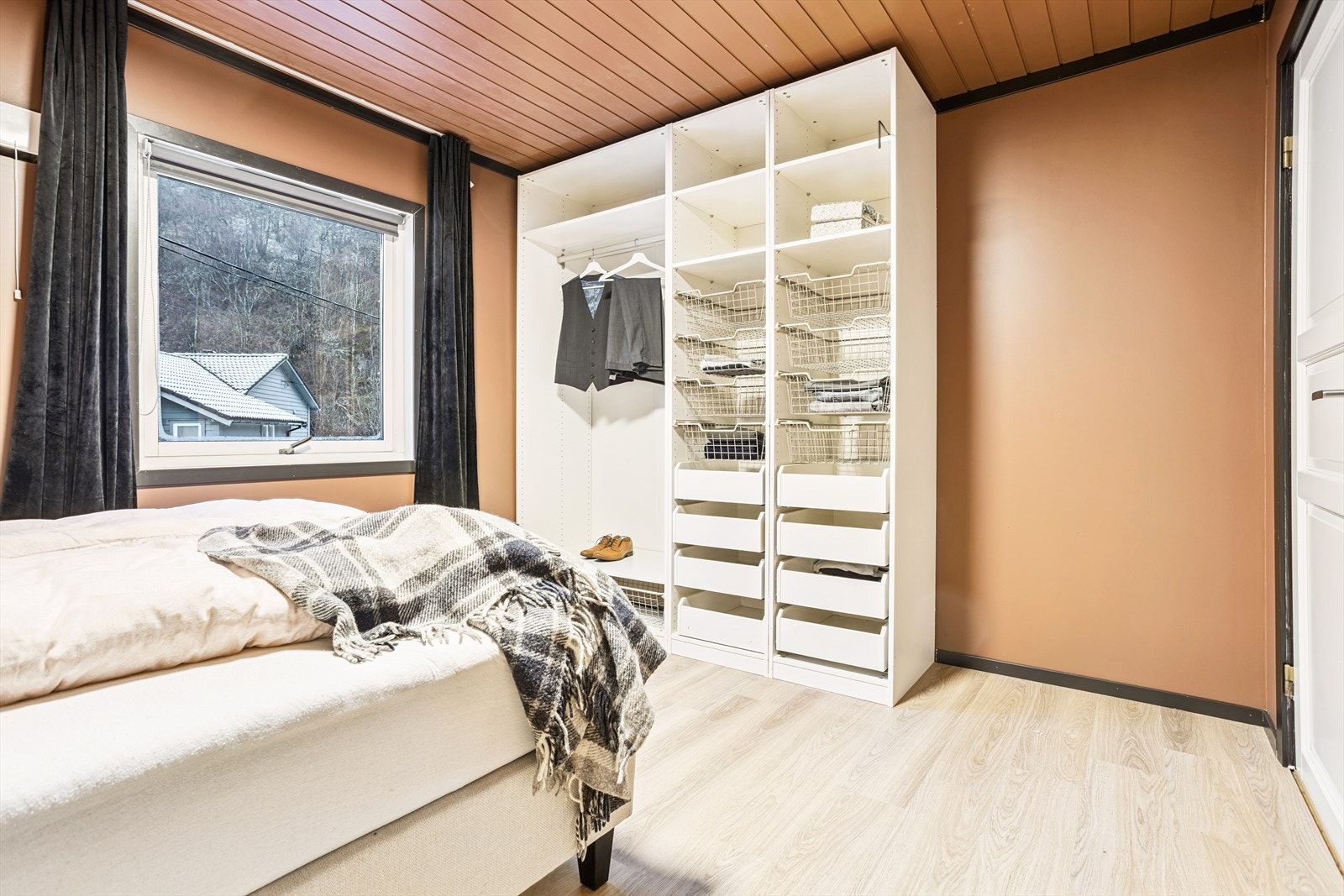 Denne etasjen har 3 soverom. Her er hovedsoverommet. Galleribilde