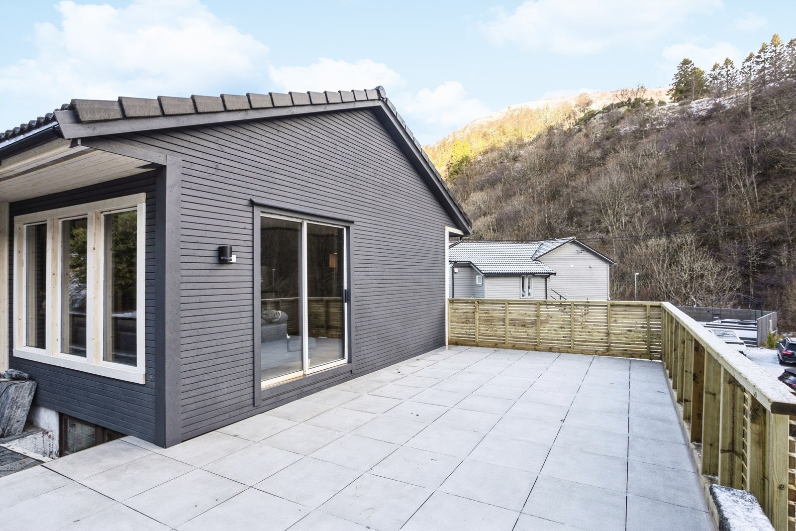 Store deler av terrassen er lekkert flis og steinlagt. Galleribilde