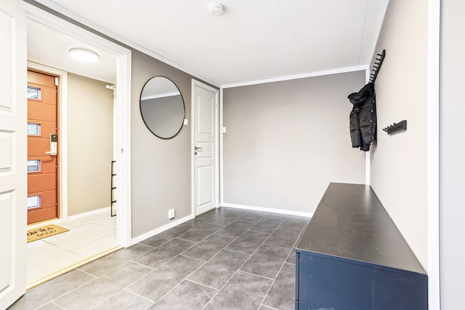 Entré/hall. Meget god plass til diverse oppbevaring. Dør inn til eget wc-rom. Galleribilde