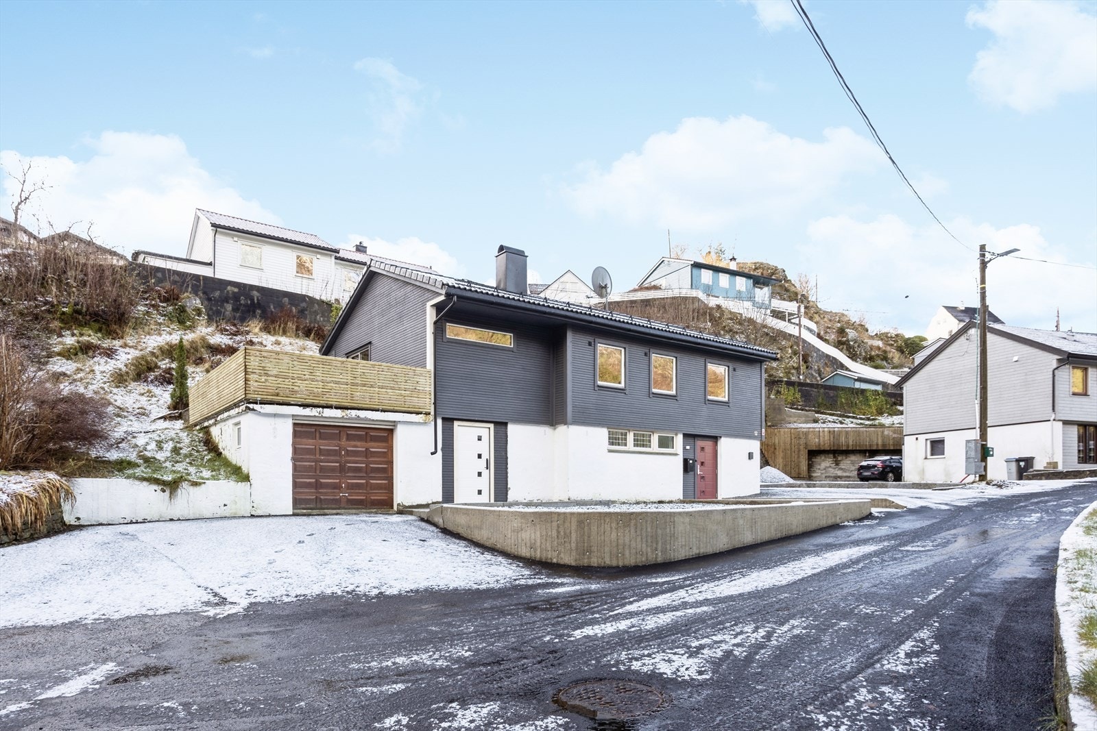 Flott enebolig på 681 kvm stor tomt. Det er etablert støtte og kantmur for etablering av plen til våren. Galleribilde