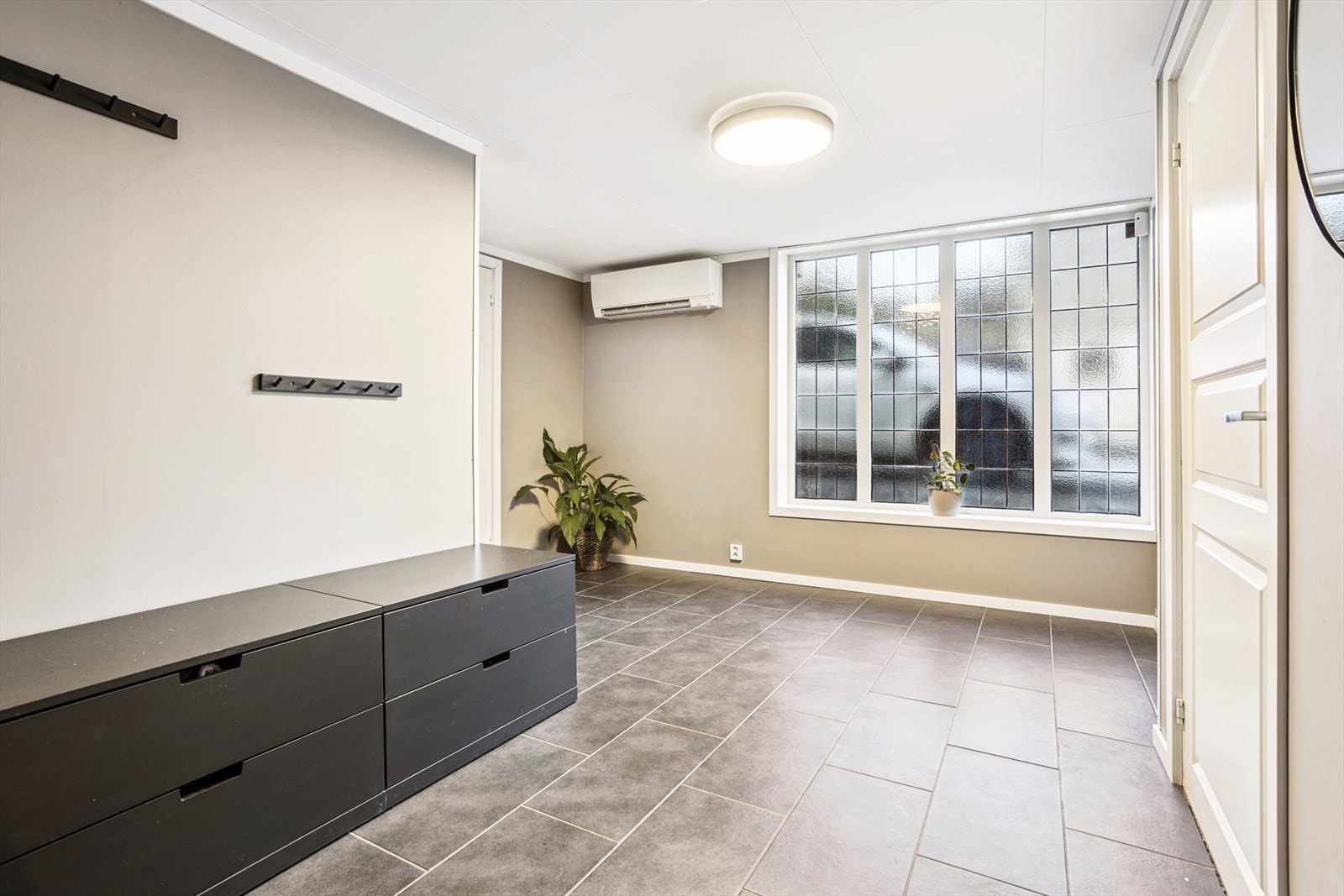 Entré/hall. Varmepumpe montert her. Galleribilde