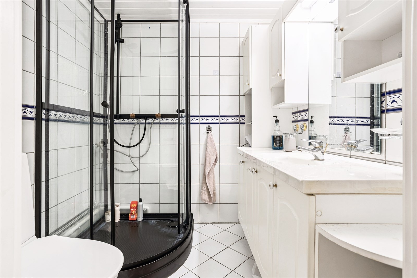 Bad i leiligheten i underetasjen. Galleribilde