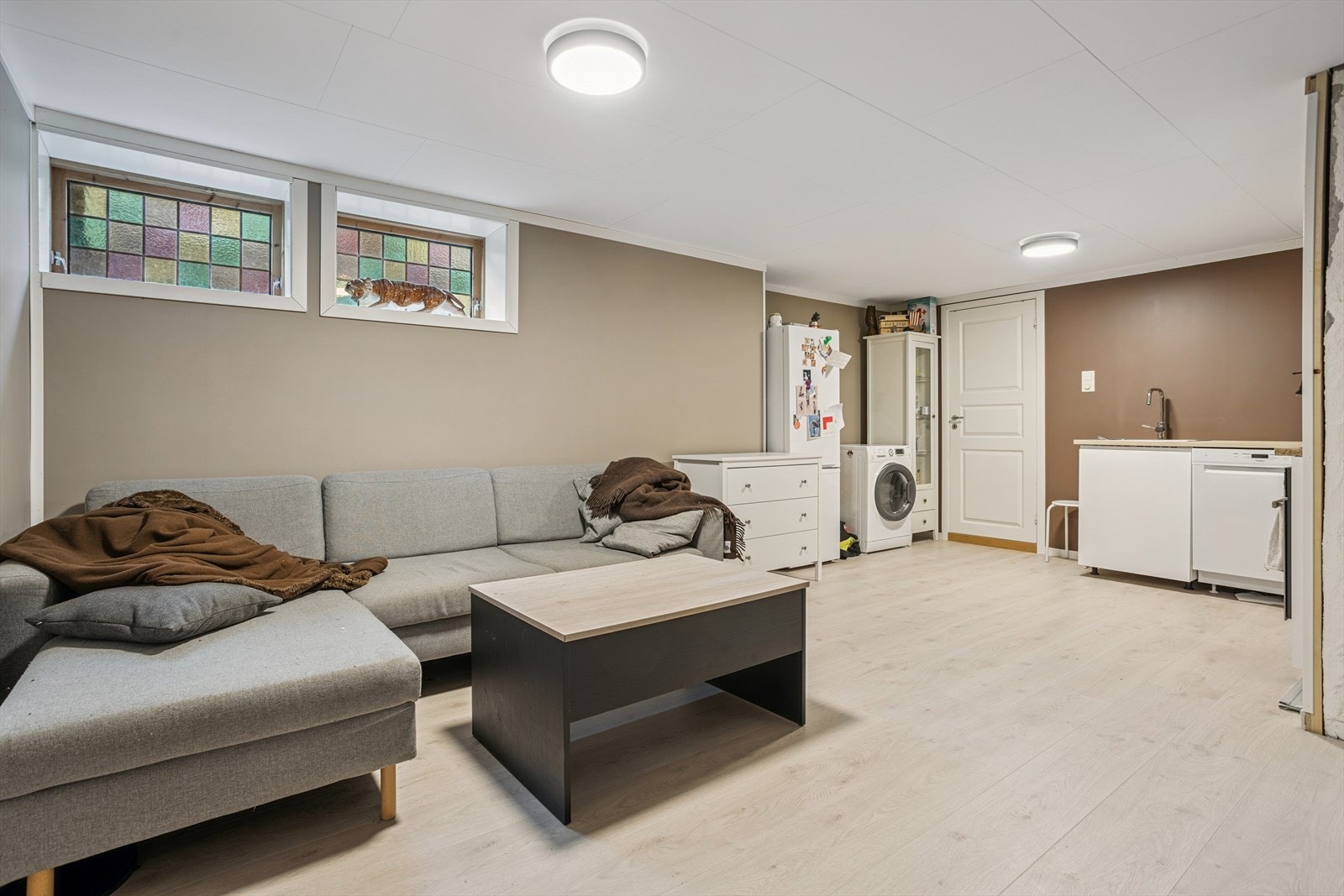 Stue med kjøkkeninnredning i leil. i underetasjen. Galleribilde