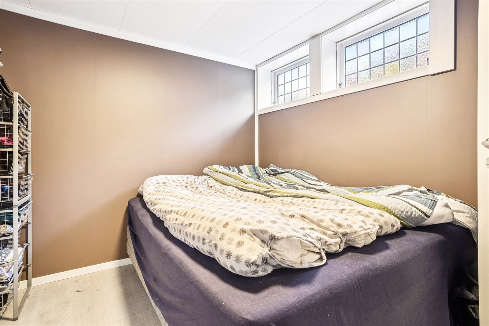 Rom som brukes som soverom i leilighten i underetasjen. Rommet er ikke godkjent som soverom. Galleribilde