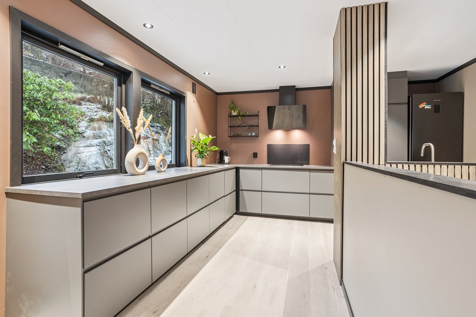 Stort lekkert moderne kjøkken. Galleribilde