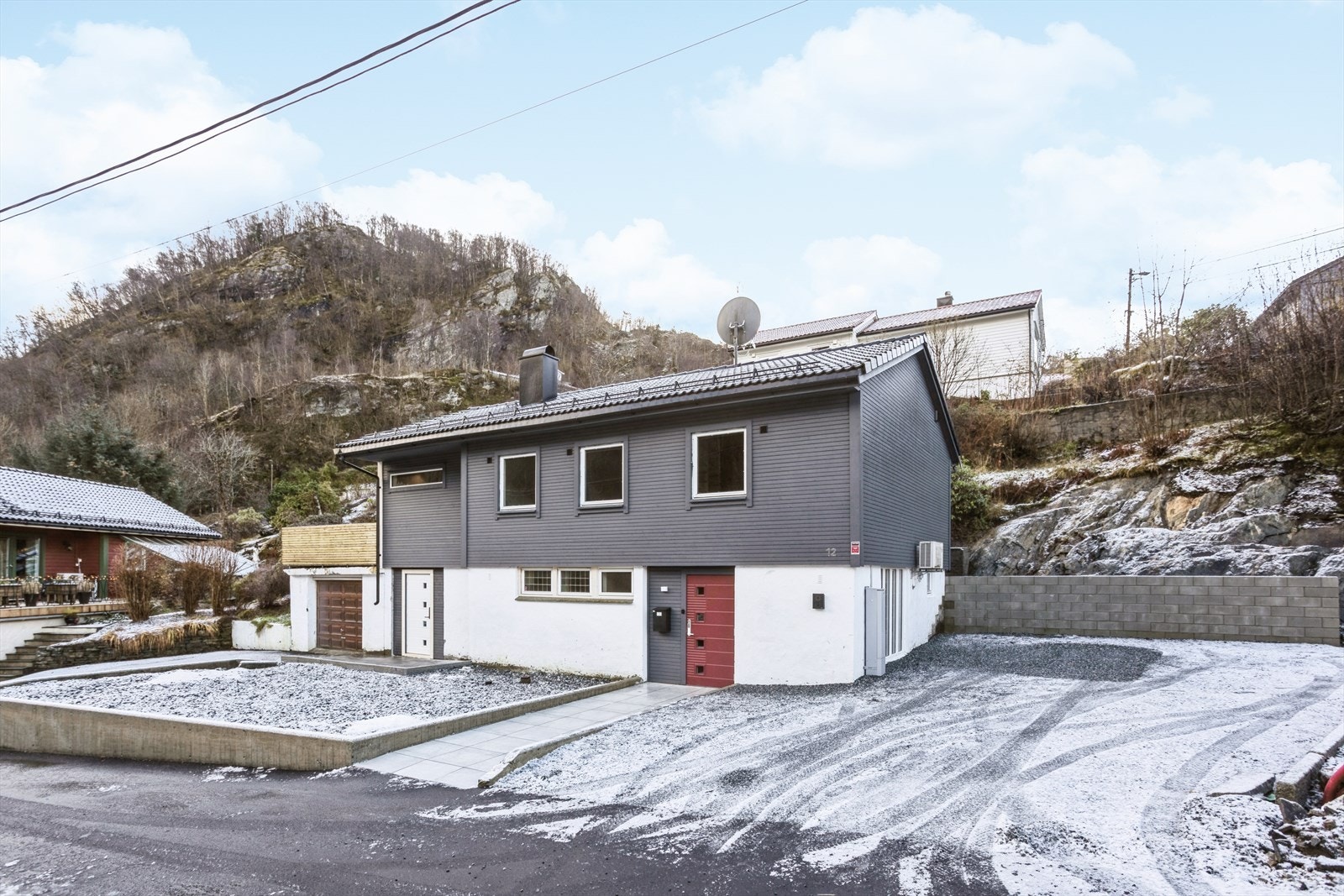 Boligen har meget gode parkeringsmuligheter på den store tomten. Elbillader montert på vegg. Galleribilde