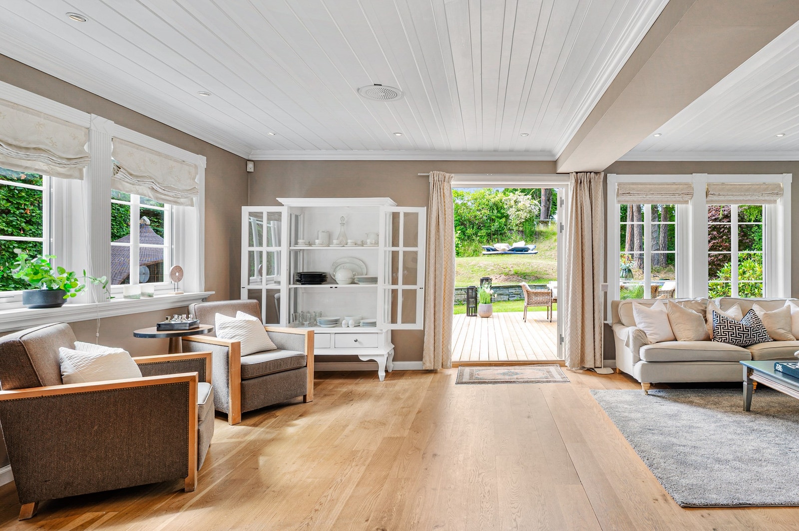 Store vindusflater gir mye naturlig lys. Galleribilde