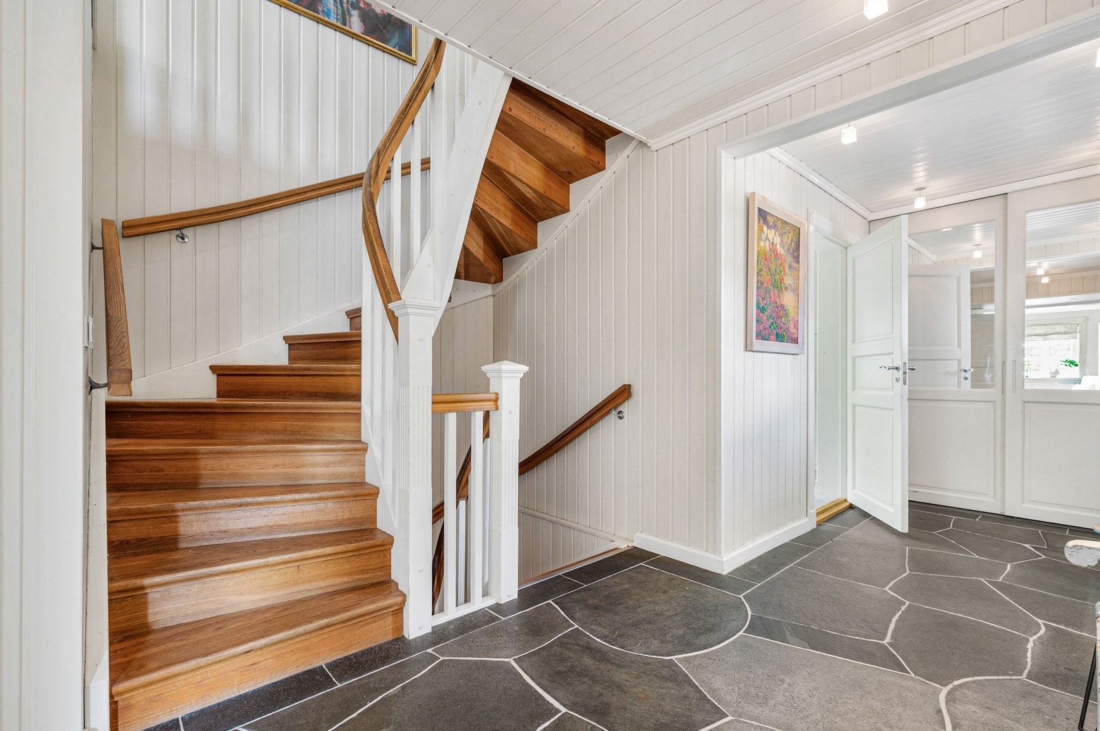 Lekker trapp med trinn og håndløper i massiv eik. Galleribilde