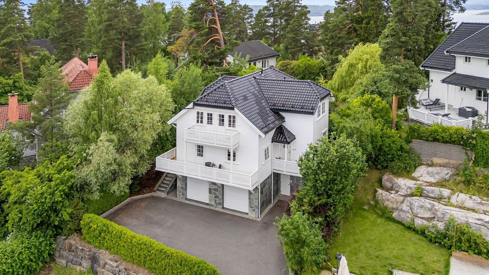 Åsdalsveien 31B ligger på et høydedrag i den koselige villaveien. Galleribilde