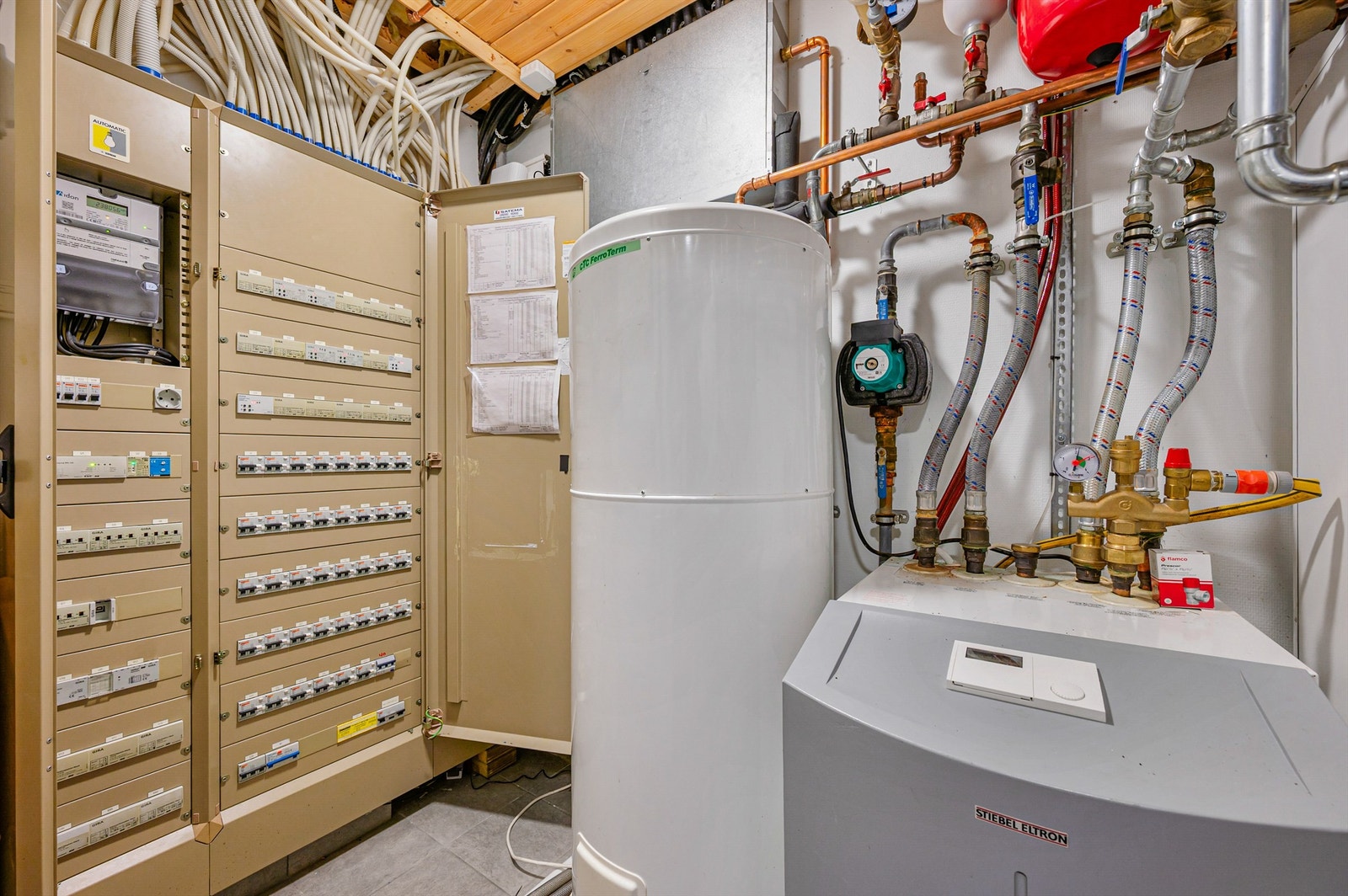 El-tavle med styringssystemer. Galleribilde