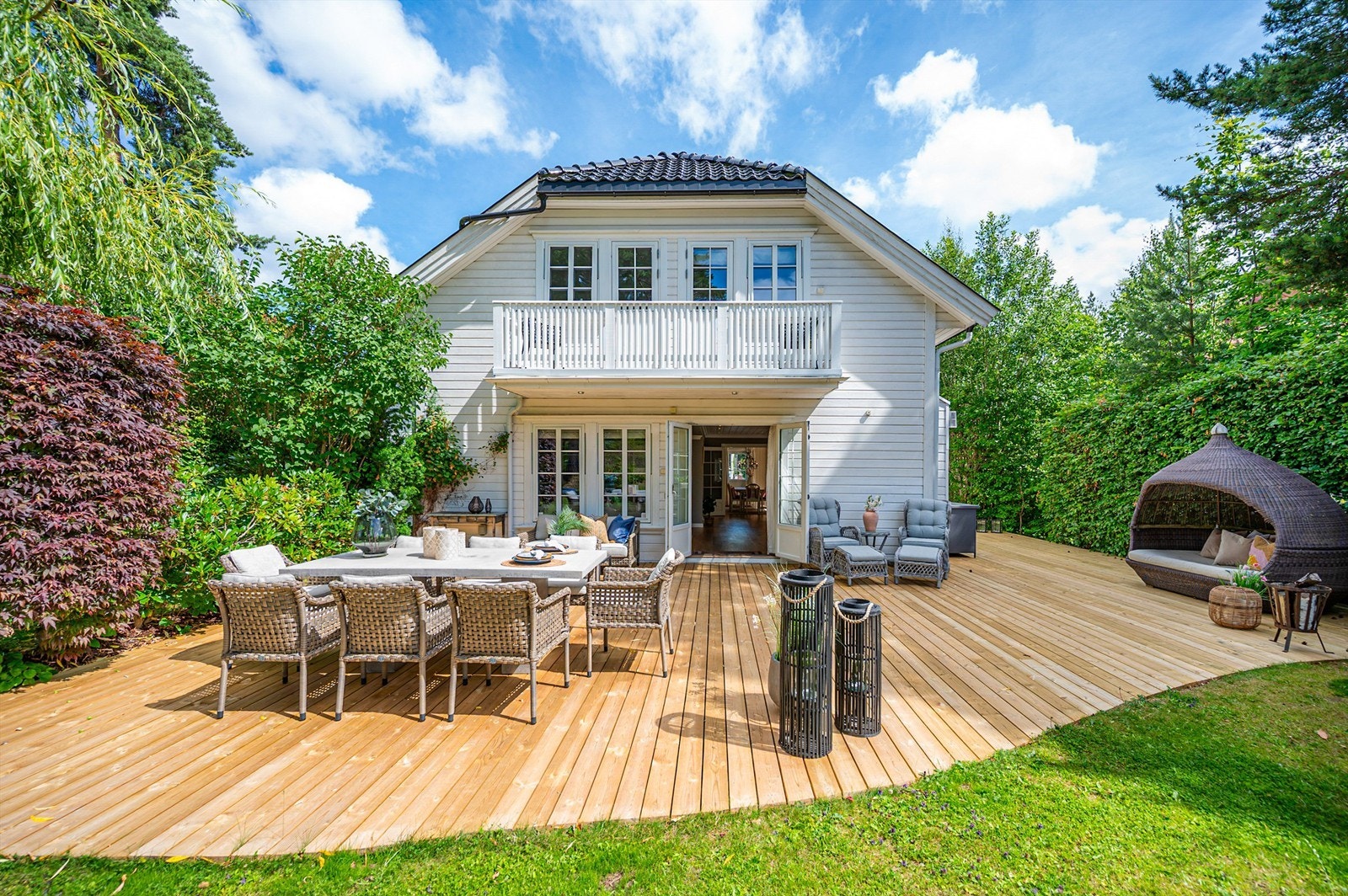 Den generøse markterrasse dekker vest og sydsiden av boligen. Galleribilde