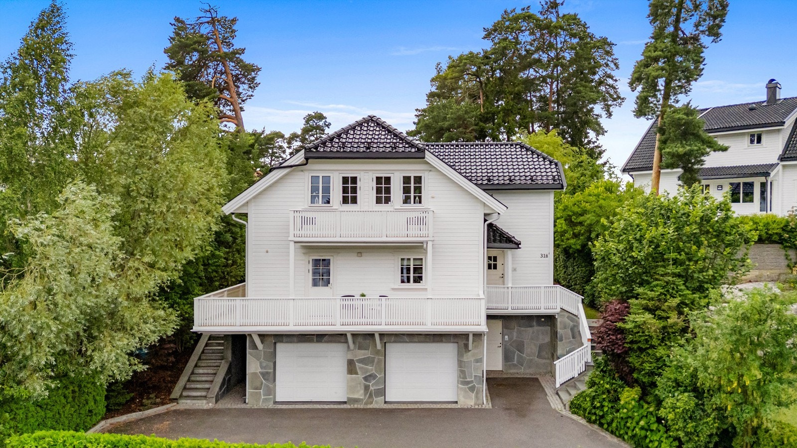 Fasade hvor underetasjen er forblendet med skiferstein. Galleribilde