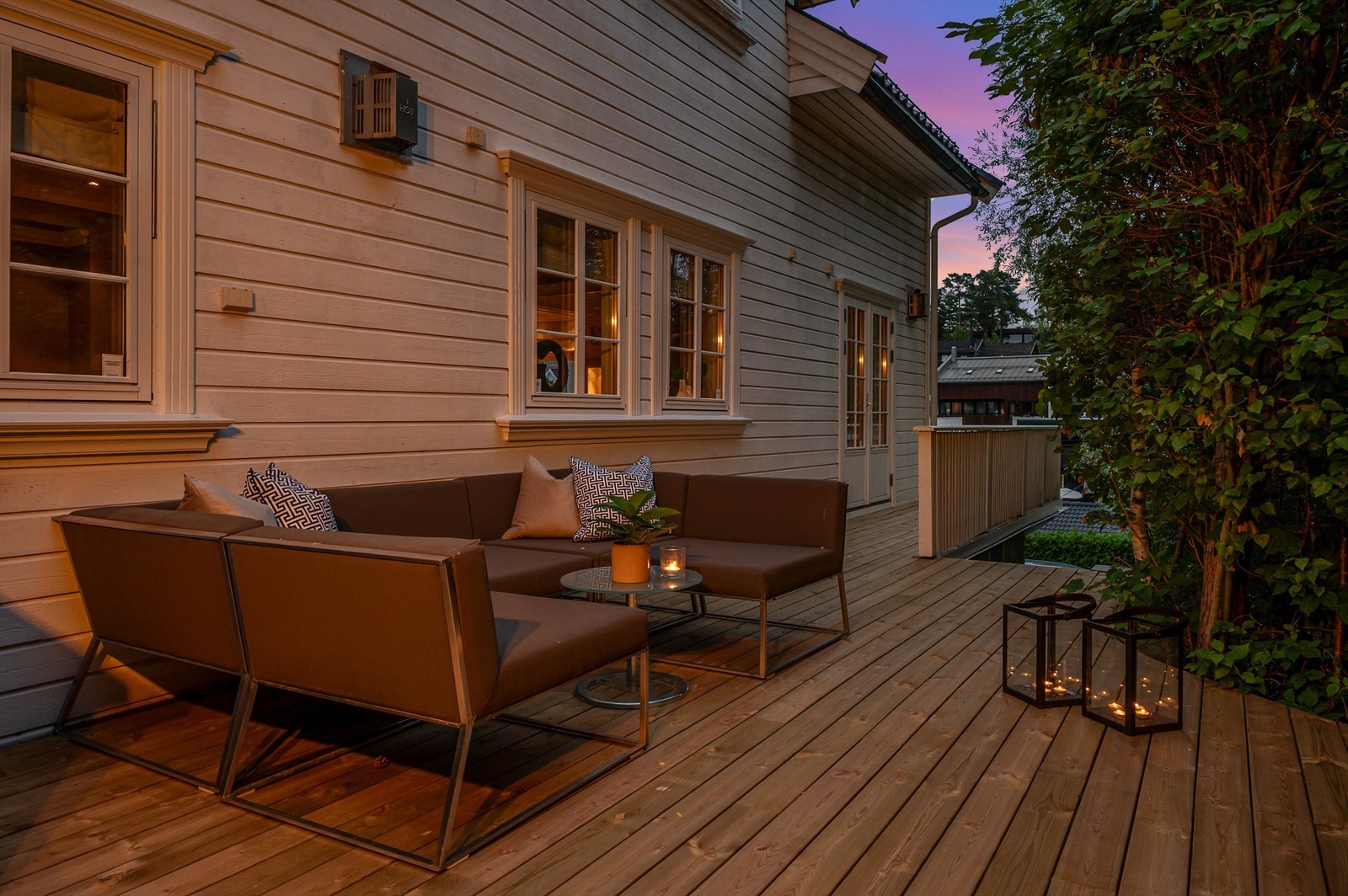 Kveldsstemning på terrassen. Galleribilde