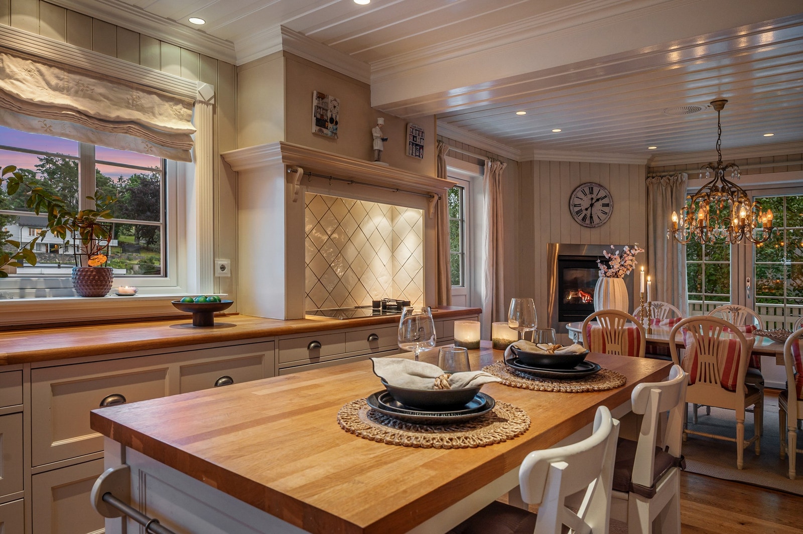 Kveldsstemning på det store spisekjøkkenet. Galleribilde