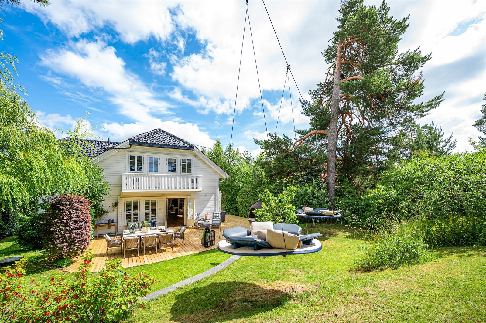 Stor markterrasse mot vest og syd. Galleribilde