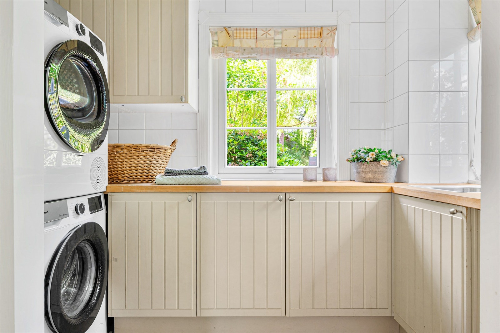 Våte og skitne barnehagedresser finner fort veien til sin rette plass. Galleribilde