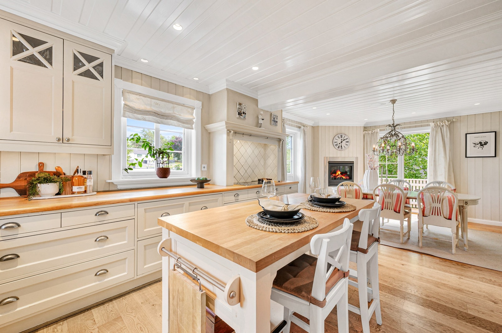 Kjøkken mot spisestue. Galleribilde