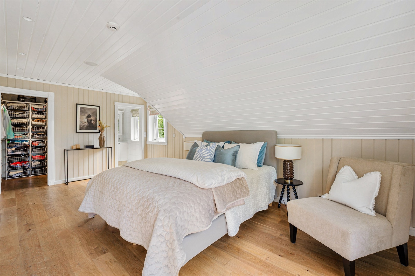 Stort "walk in" løsning samt eget bad. Galleribilde