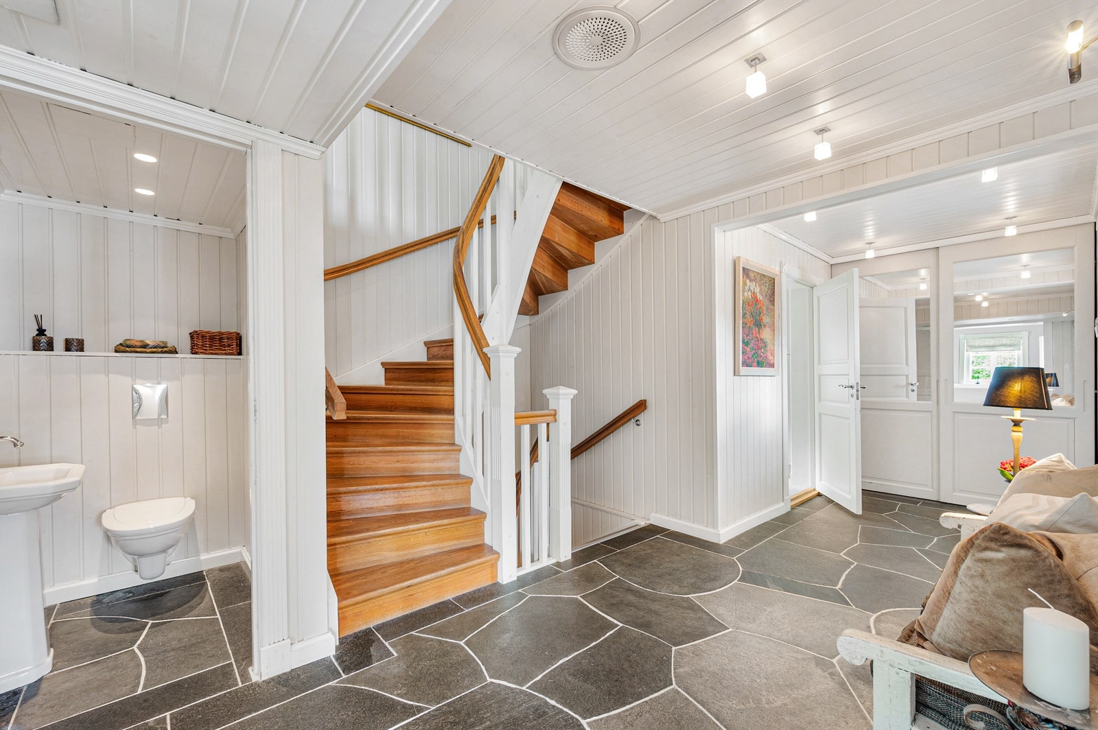 Praktisk gjestetoalett i forbindelse med hallen. Galleribilde