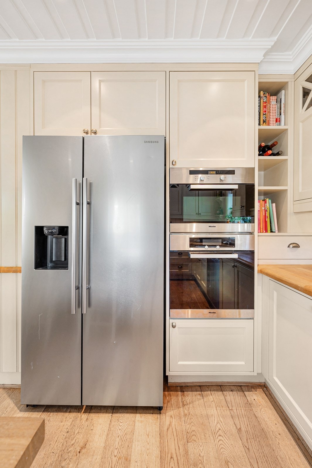 Integrerte hvitevarer av god kvalitet samt stort side by side kjøleskap. Galleribilde