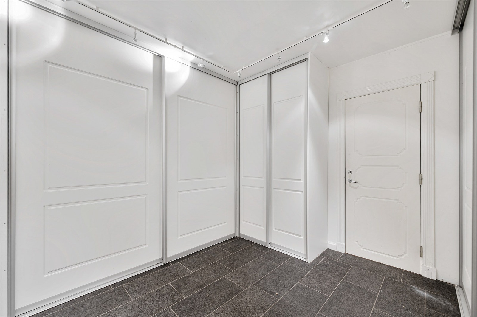 Den ene garasjen er innredet som innvendig bod, kan enkelt tilbakestilles dersom det er behov for parkering til 2 bilder. Galleribilde