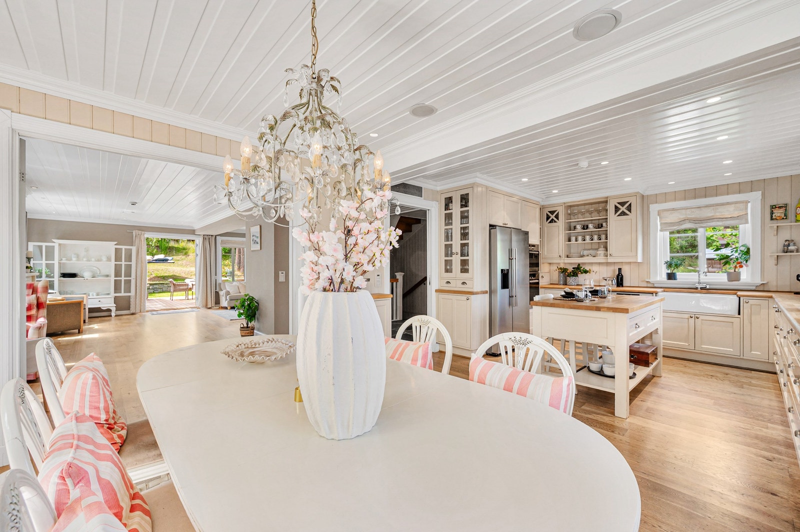 Oppholdsrommene i 1. etasje er generøse. Galleribilde