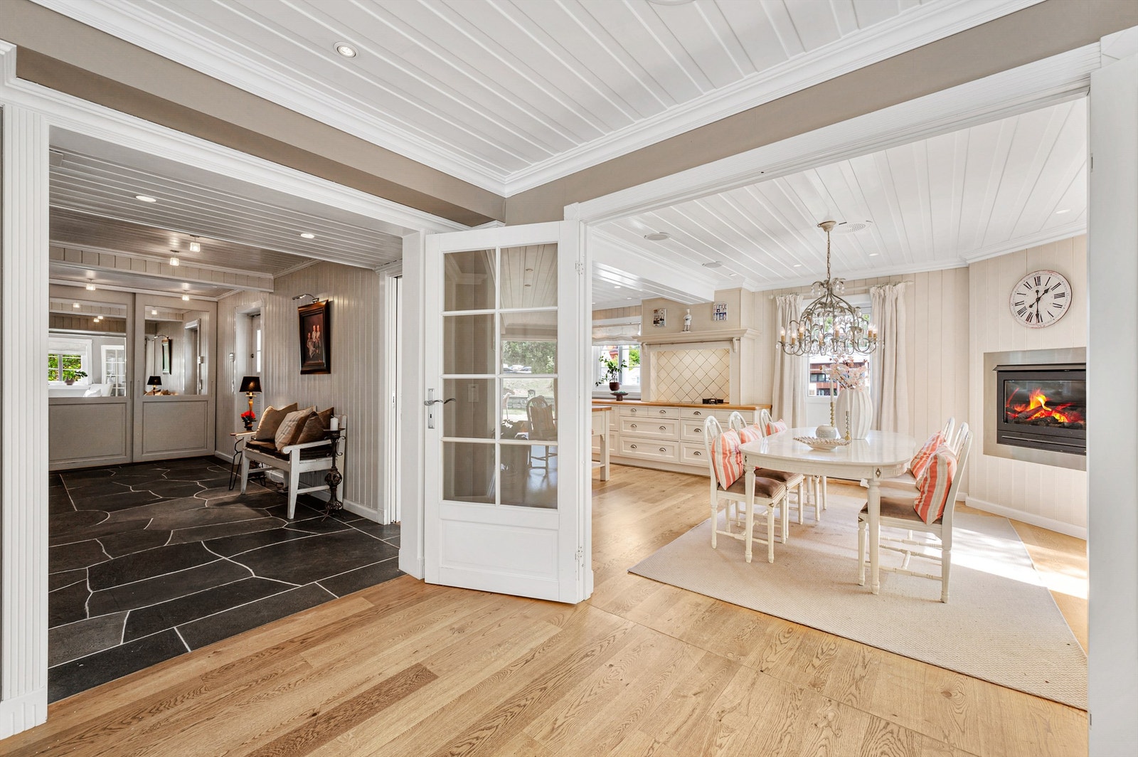 Fra stue mot stor hall. Galleribilde