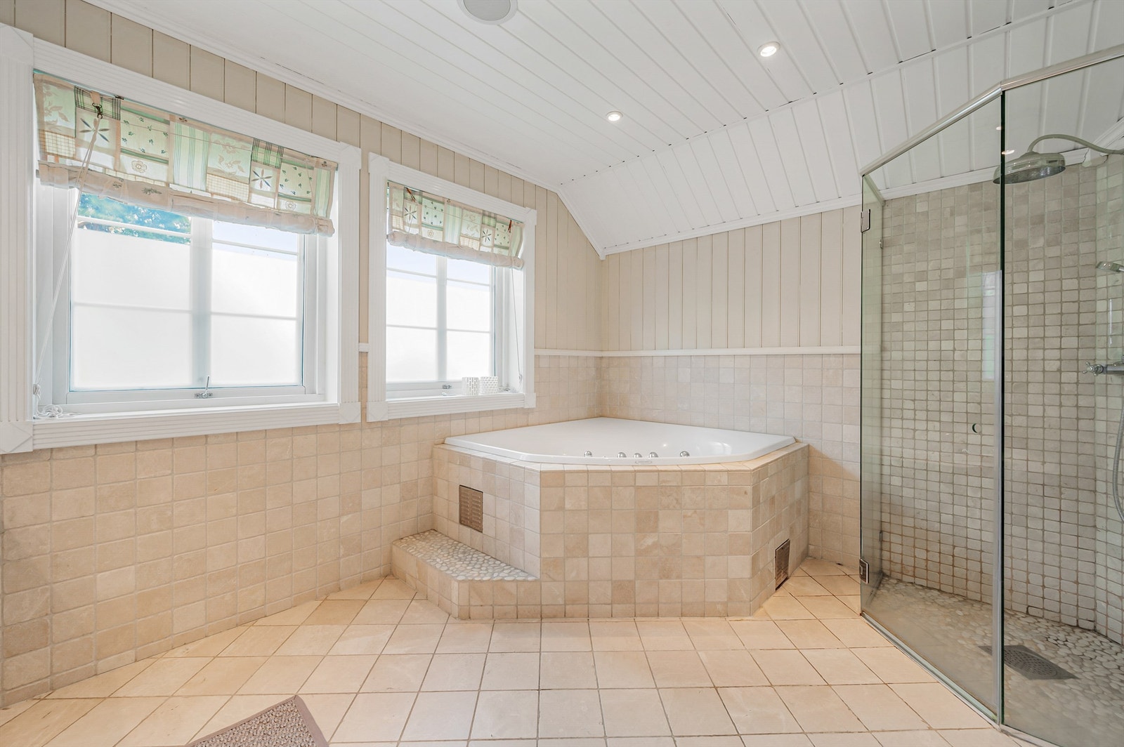 Hjørnekar og praktisk dusjnisje. Galleribilde