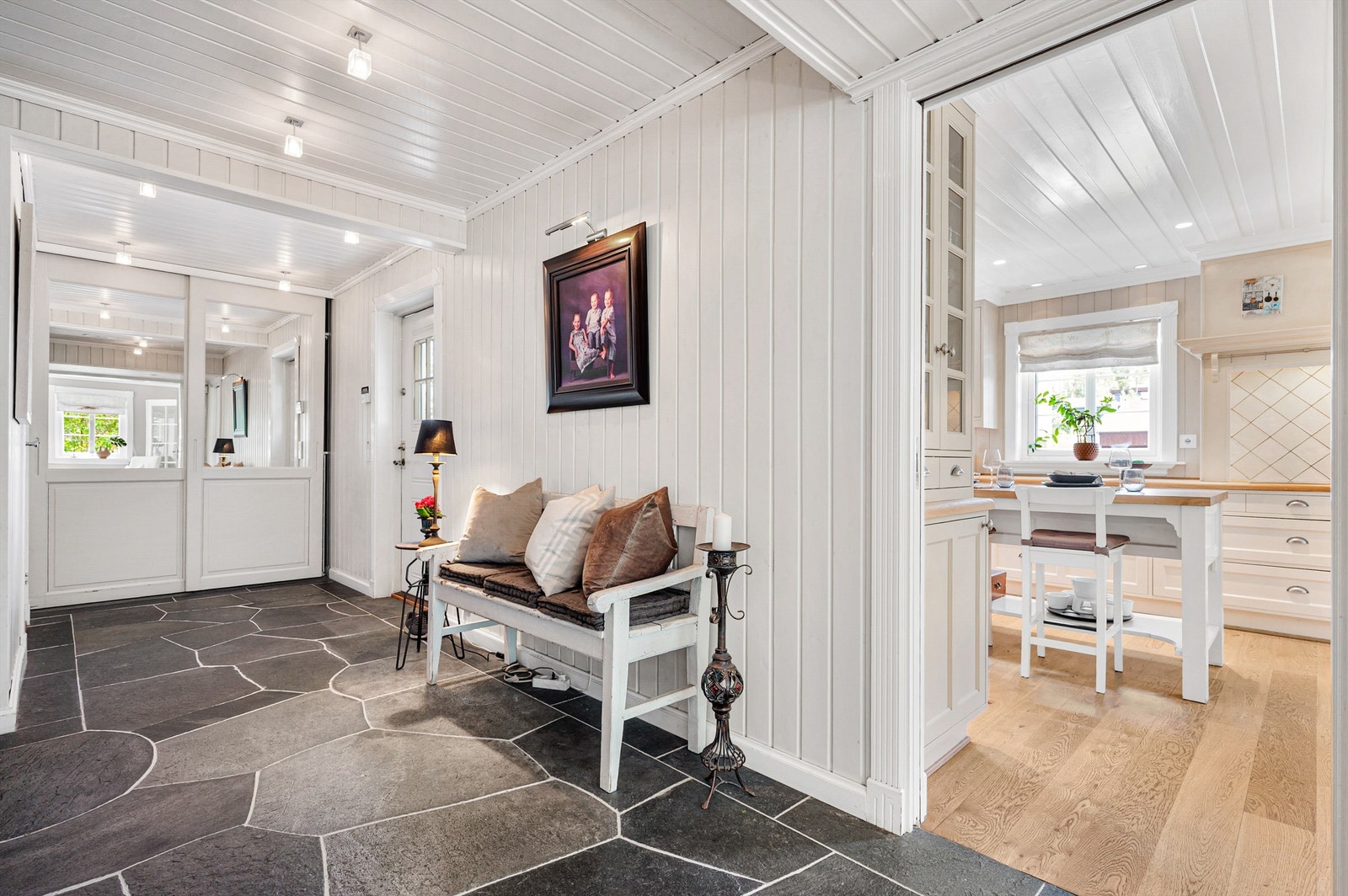 Hall med stor skyvedørsgarderobe. Galleribilde