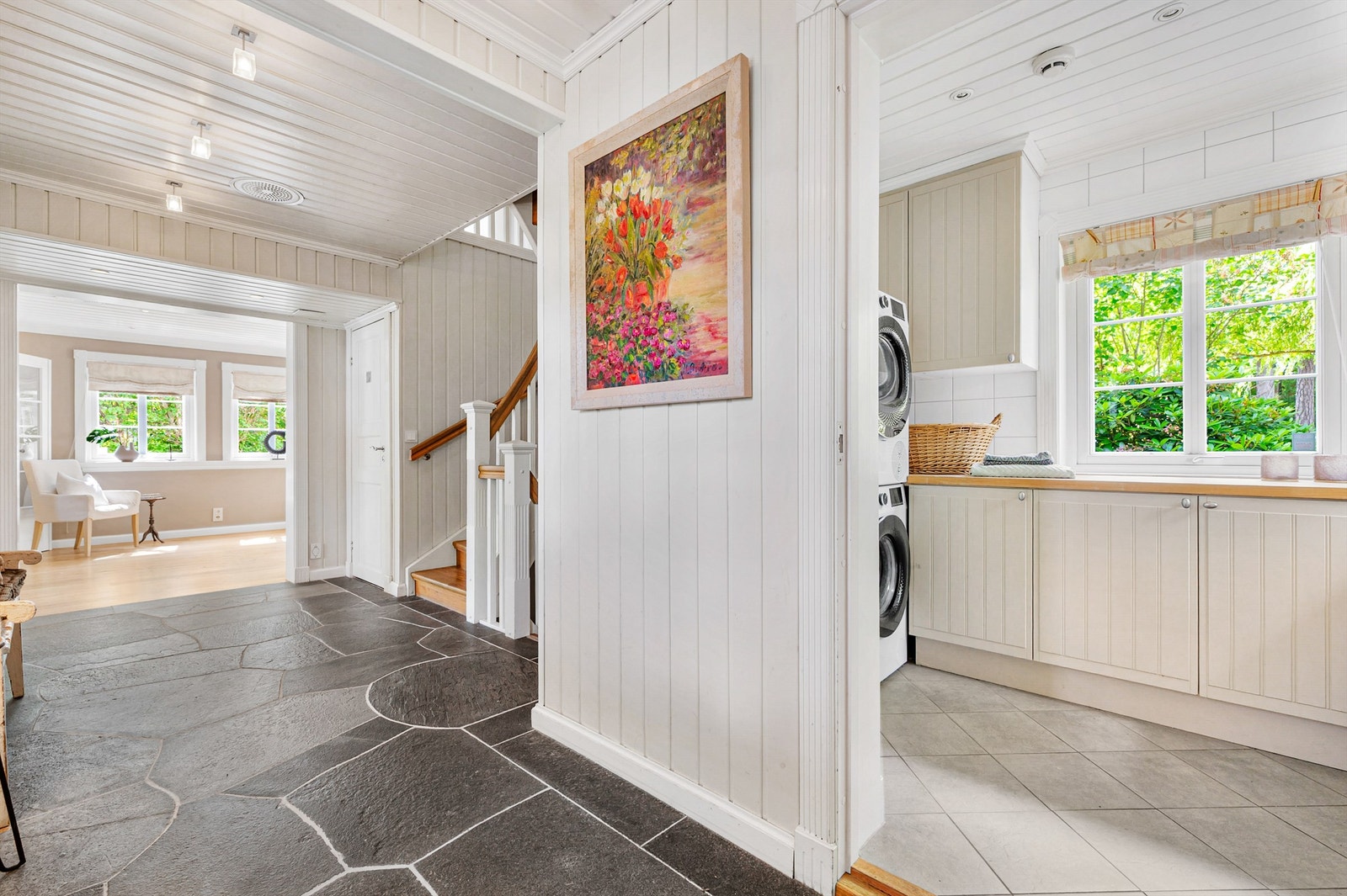Fra hallen er det også inngang til det praktiske vaskerommet, noe som forenkler en hektisk hverdag for barnefamilier. Galleribilde
