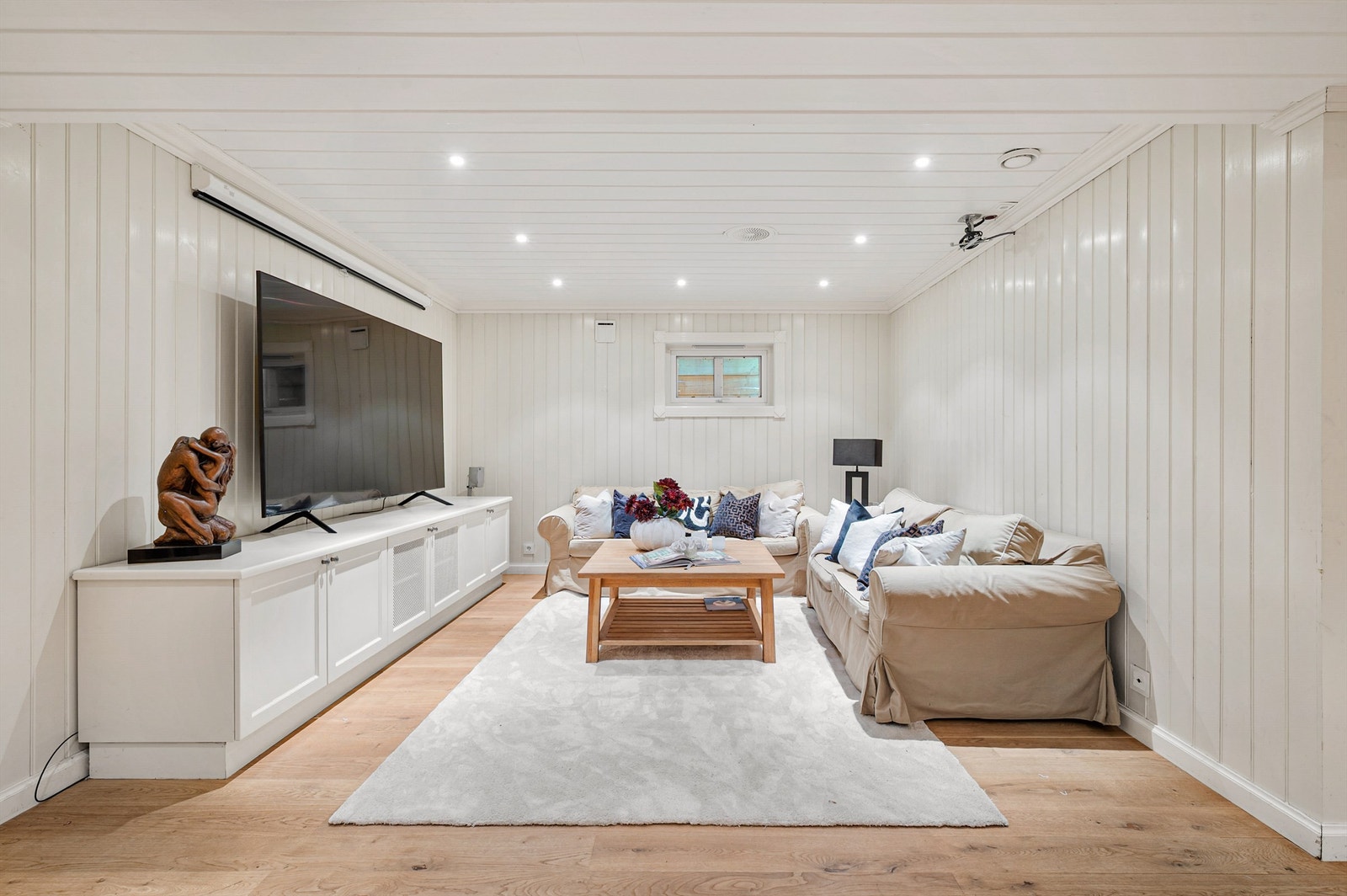 Kjellerstue med plassbygd innredning. Galleribilde