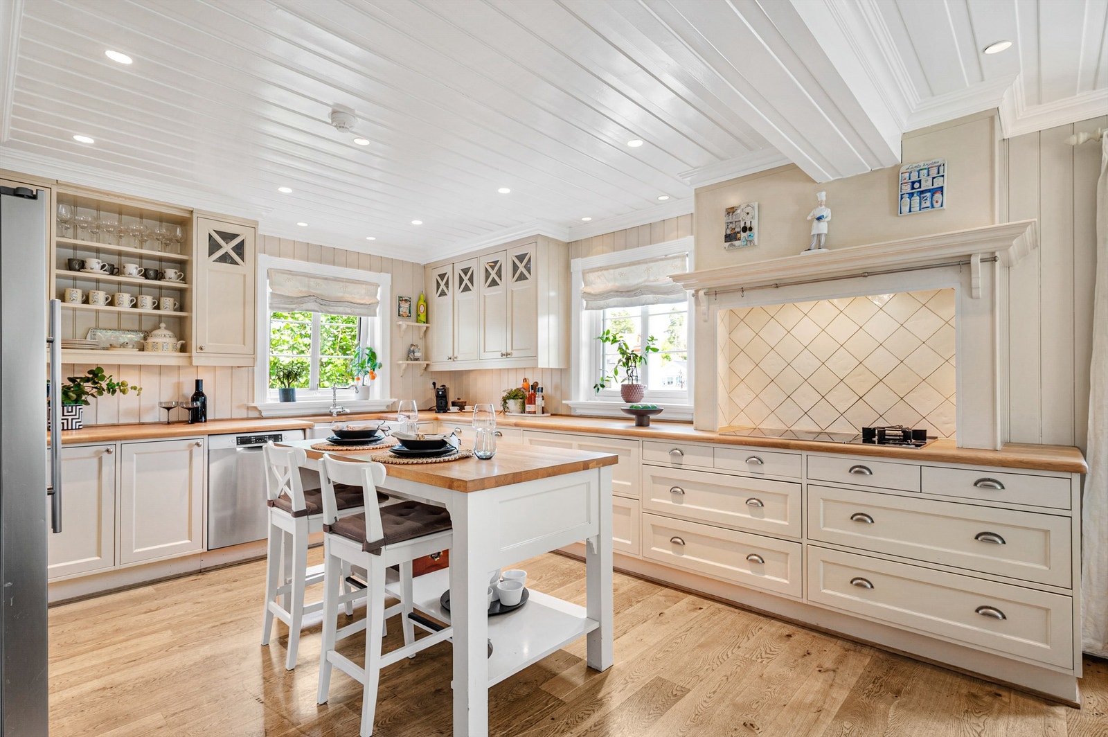 Stort kjøkken med godt med skap- og benkeplass. Galleribilde