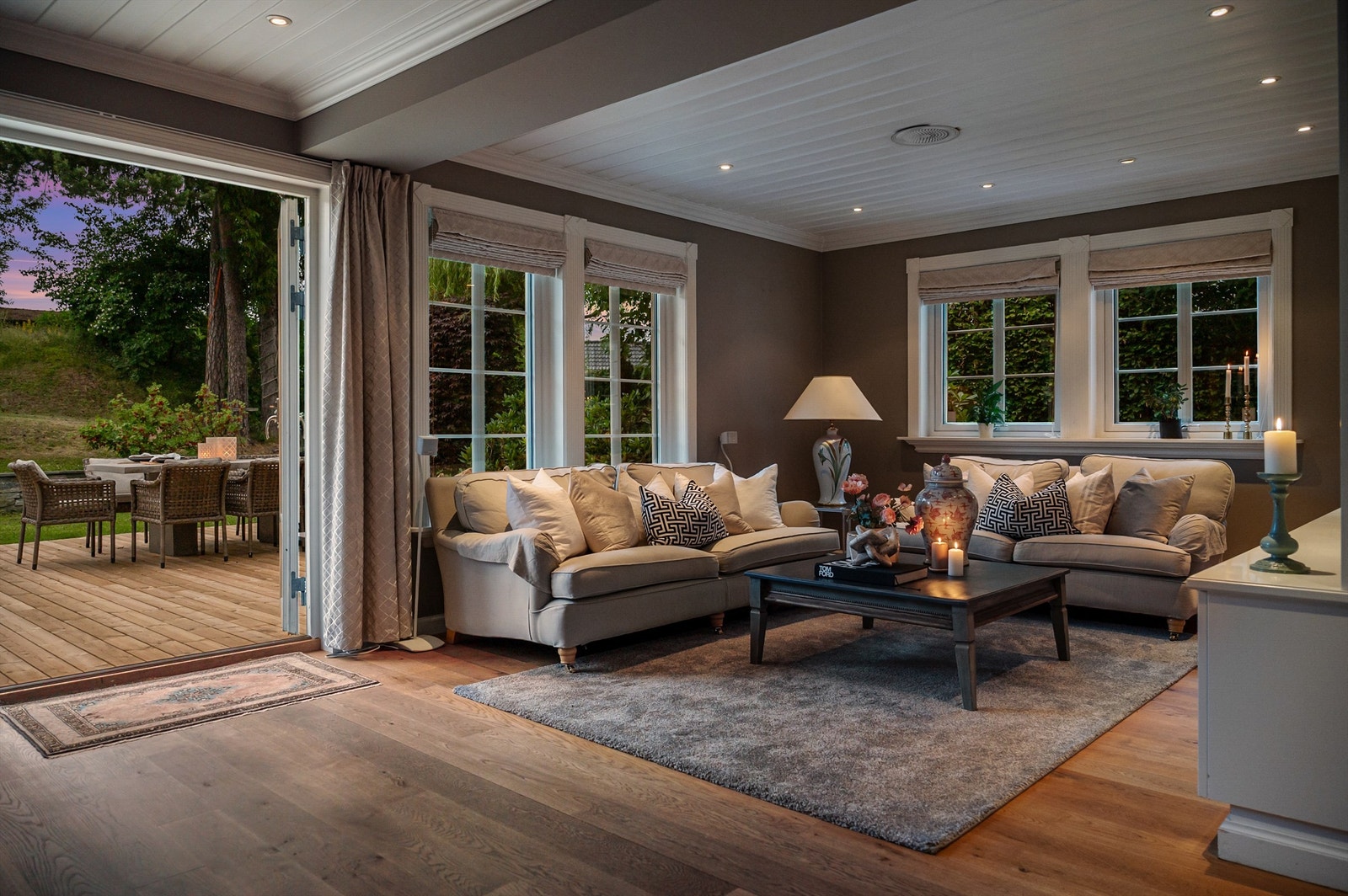 Kveldsstemning i stuen med doble dører ut til hagen. Galleribilde