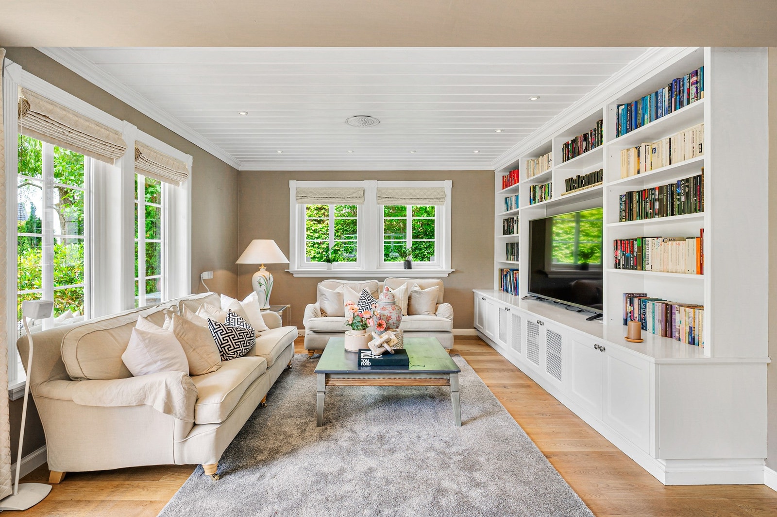 Lekker plassbygget innredning i den delen av stuen som er innredet som et lounge- område. Galleribilde