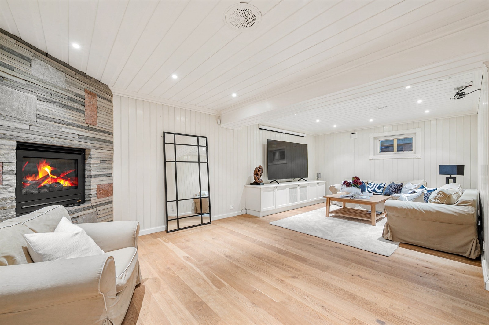 Stor kjellerstue med gasspeis (byggemeldt som hobbyrom, ikke godkjent). Galleribilde