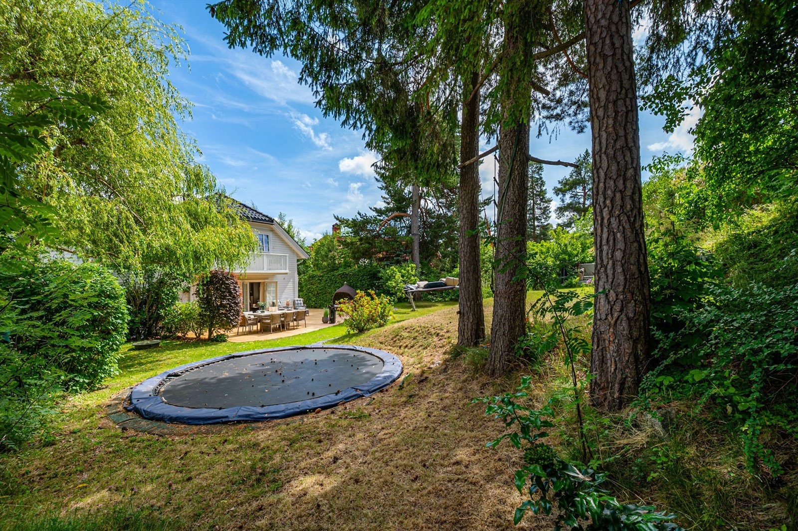 Nedgrav trampoline (litt av trampolinen ligger inne på naboeiendommen). Galleribilde