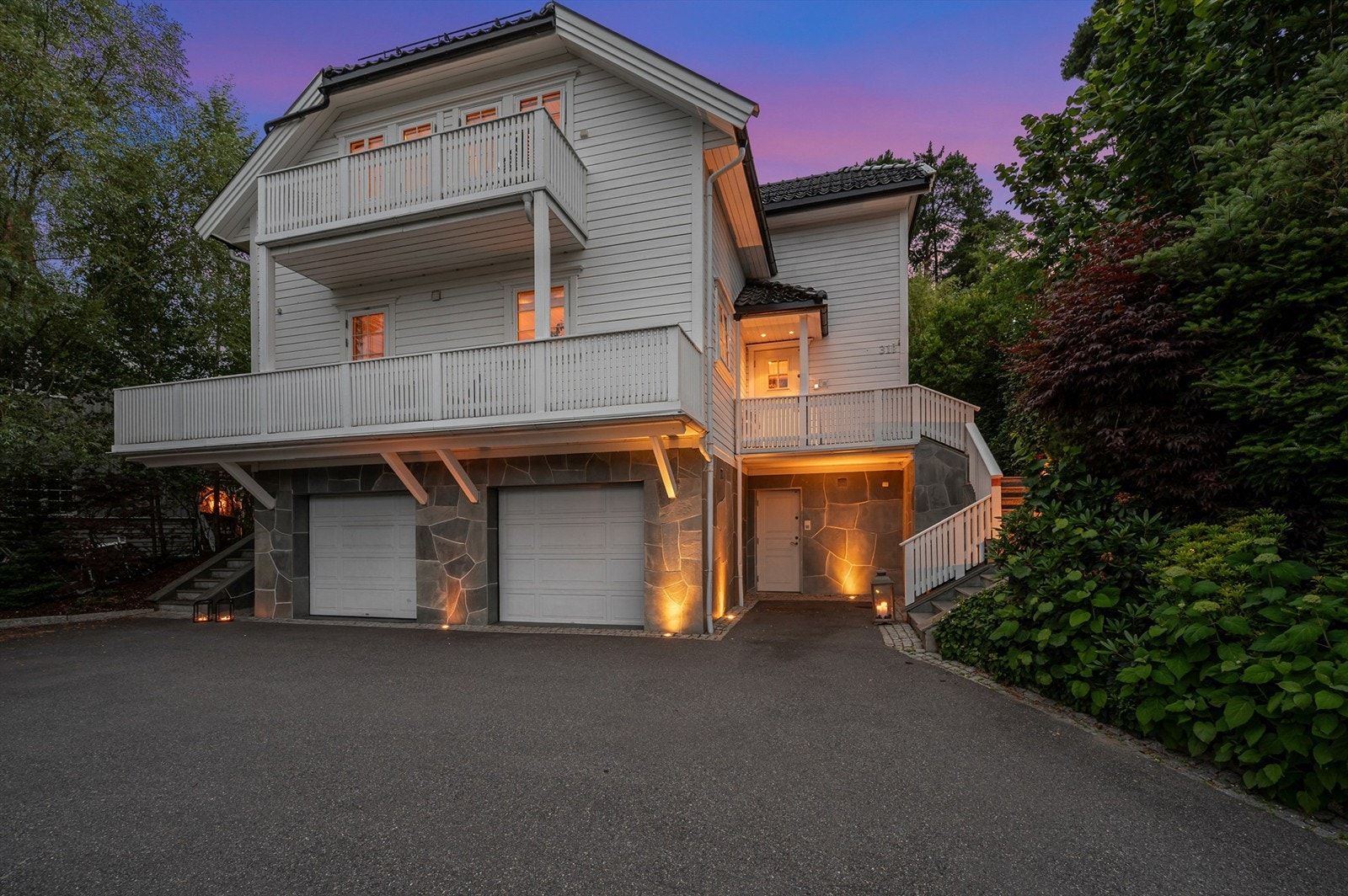 Eiendommen er flott belyst på kveldstid. Galleribilde