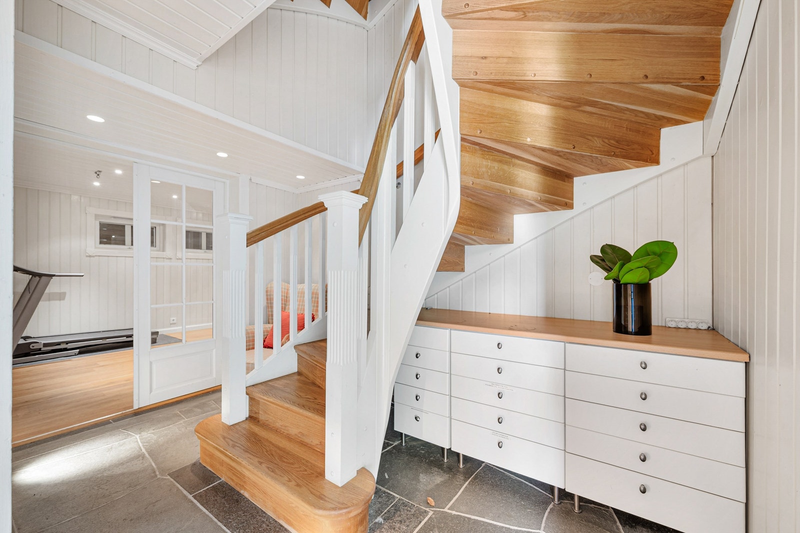 Trappegang kjeller. Galleribilde