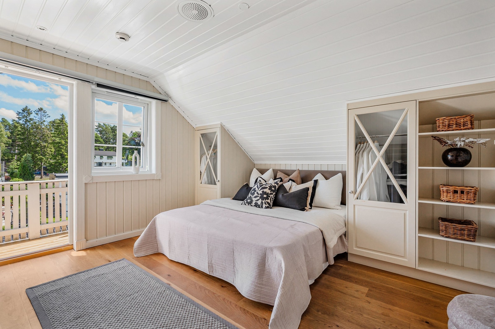 Soverom nr. 1 med påbygde hyller og skap. Utgang til balkong mot øst. Galleribilde