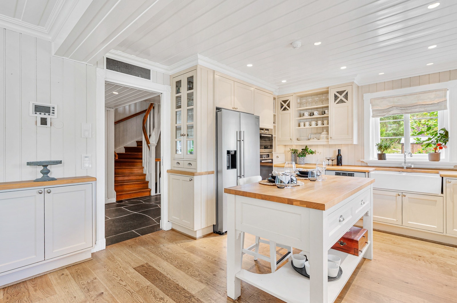 Tidløs kjøkkeninnredning med barløsning. Galleribilde