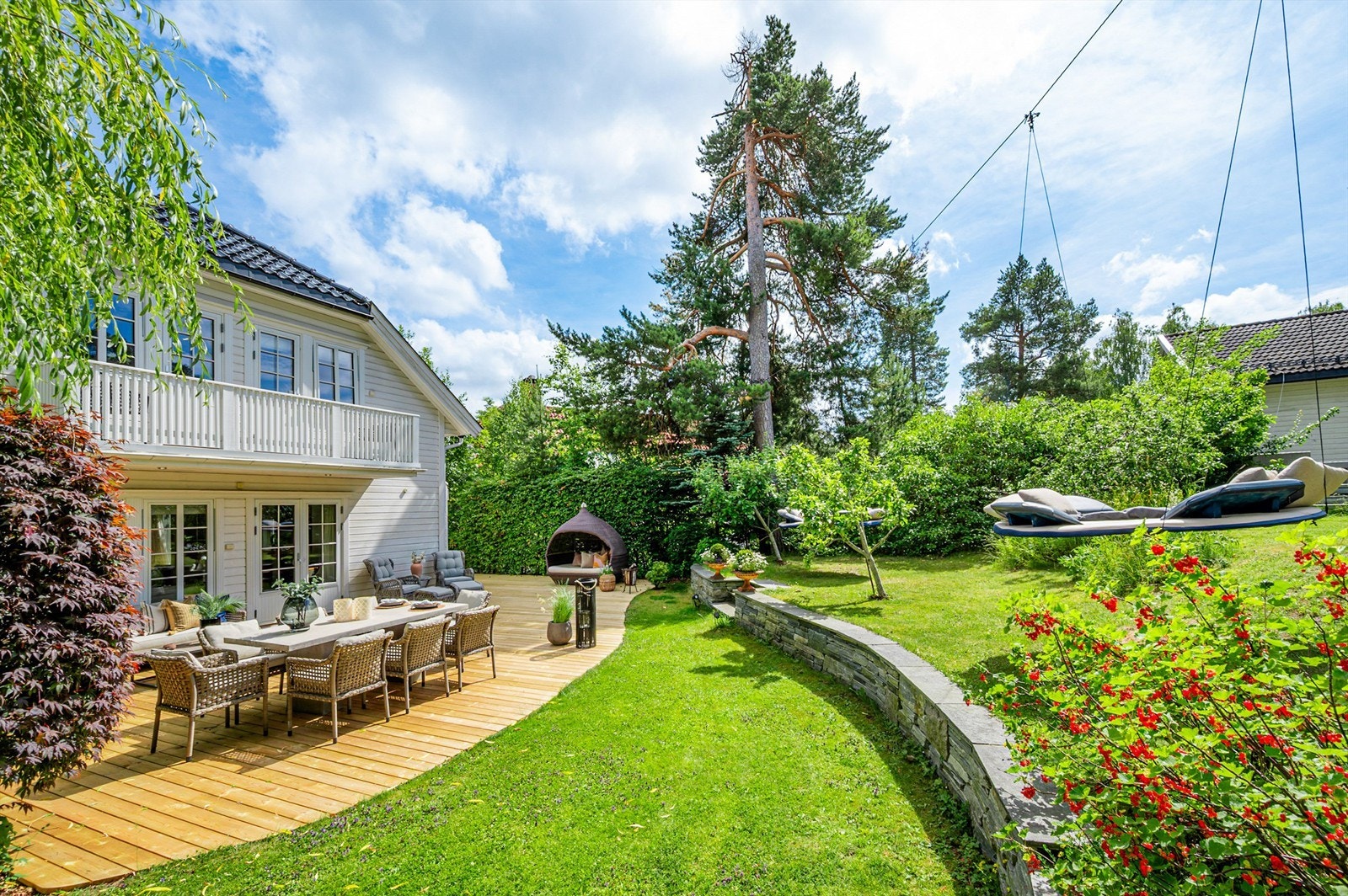 Hagen er opparbeidet i forskjellige nivåer i terrenget, flott arrondert med skiferstensmur. Galleribilde