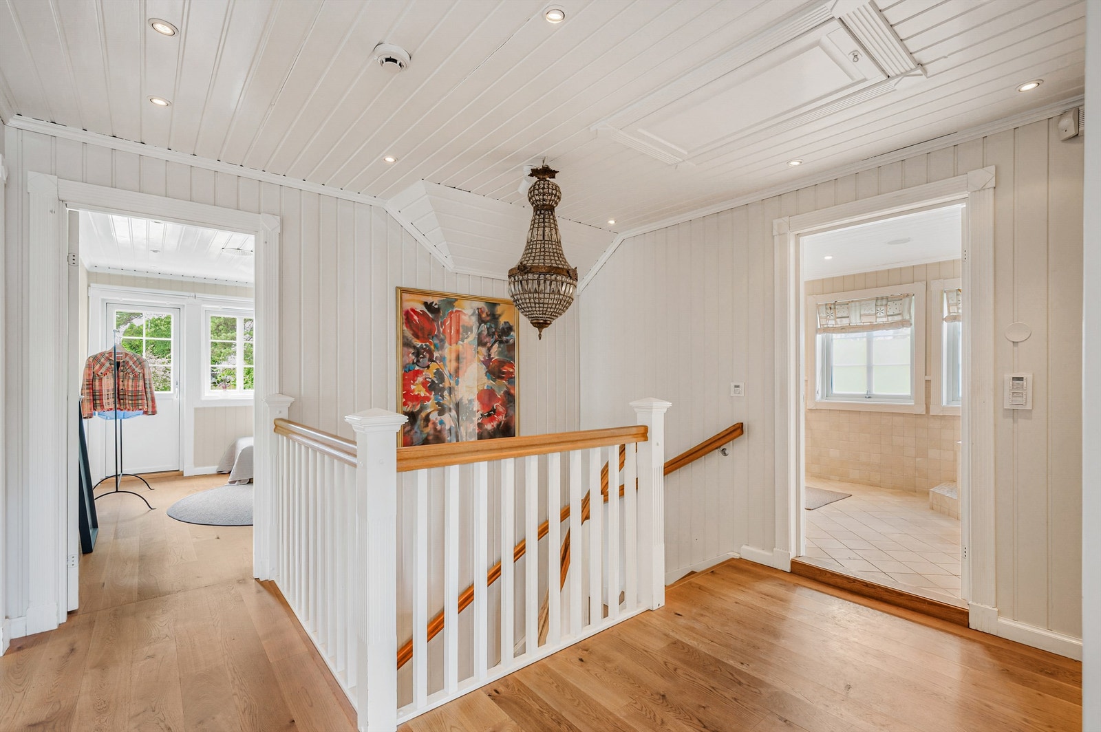 Lekker trappegang med lysekrone og downlights. Trapp til opp til lagringsloft. Galleribilde