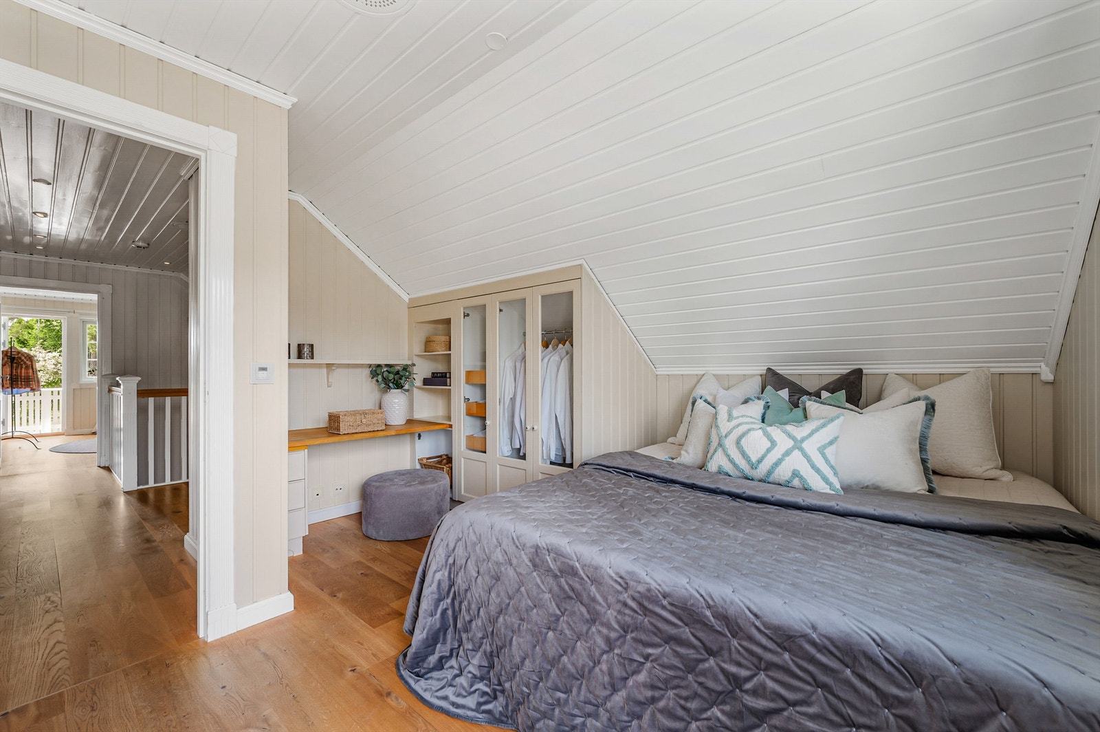 Soverom nr. 2 med plassbygde skap og hyller. Galleribilde