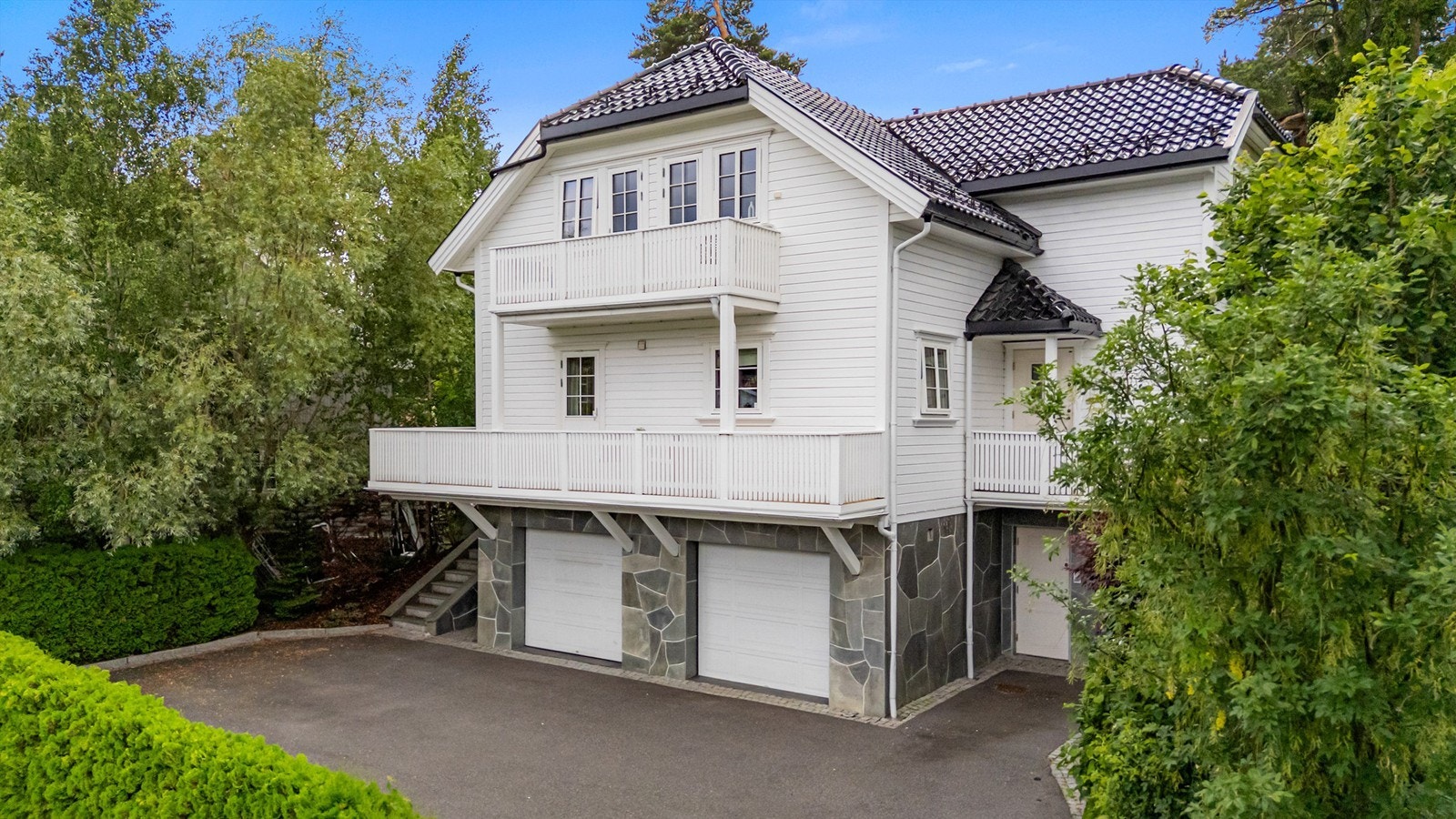 Stor gårdsplass med god plass til parkering. Galleribilde