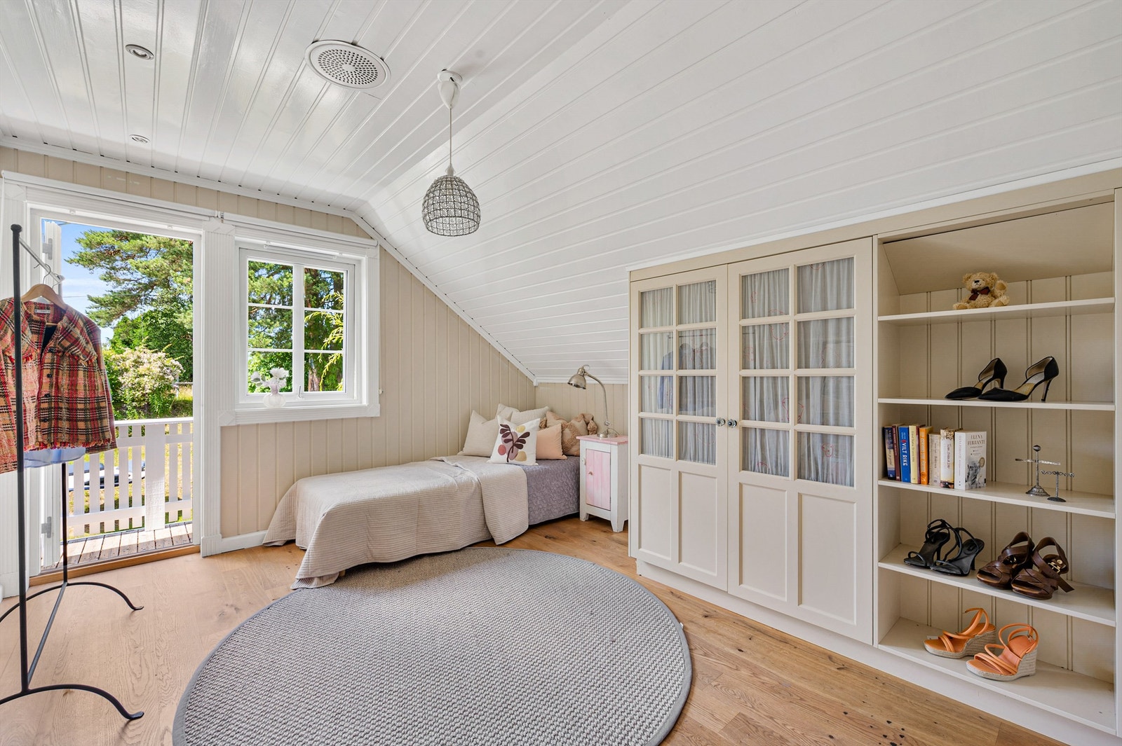 Soverom nr. 3. med plassbygde skap og hyller. Galleribilde